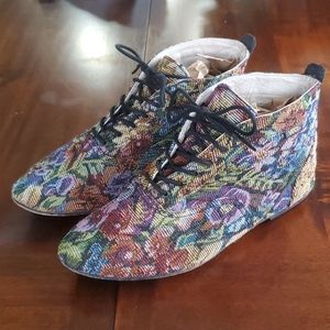 RARE Vans Floral Emroiderd Ankle Booties